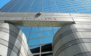 Gobierno de Maduro detiene a empleado venezolano que trabajaba en la embajada de Argentina