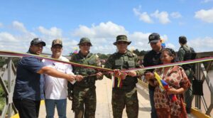 Gobierno inaugura puente en isla de Anacoco
