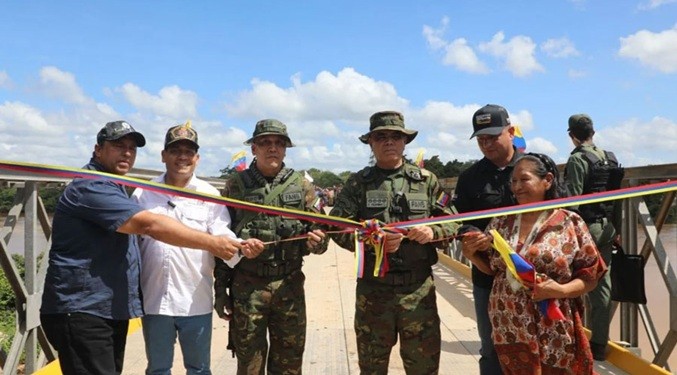 Gobierno inaugura puente en isla de Anacoco