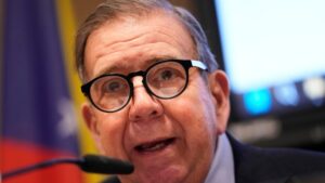 González prevé “situaciones inesperadas”. CIDH condena “asedio”.