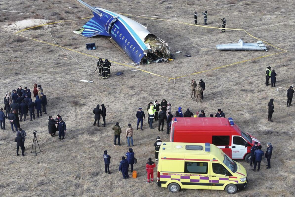 Hallan las cajas negras del avión azerbaiyano siniestrado en Kazajistán