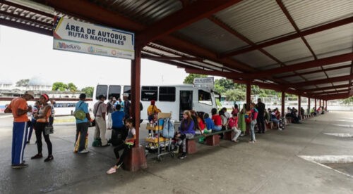 Hombre mata a su pareja dentro de un autobús y se suicida