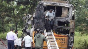 Incendio masivo de vehículos en la India provoca 14 fallecidos