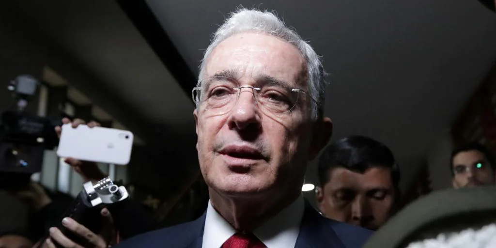Ingresado por un infarto un testigo clave en el juicio contra el expresidente colombiano Álvaro Uribe