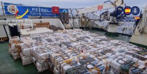 Intervienen 3.300 kilos de cocaína en un pesquero que navegaba al oeste de Canarias