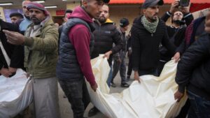 Israel asalta un hospital en Gaza y detiene a 240 palestinos, incluidos médicos