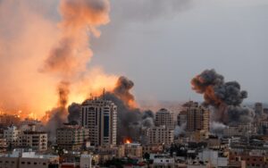 Israel bombardea a Siria tras derrocamiento de Assad - Yvke Mundial