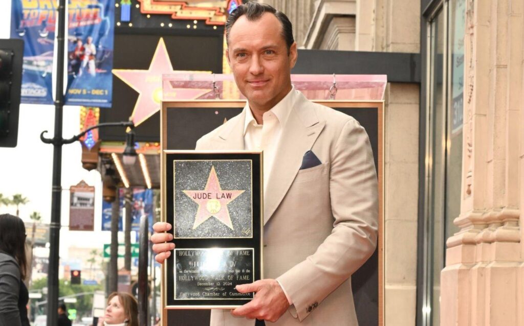 Jude Law recibe una estrella en Hollywood en honor a tres décadas de pasión al cine (Fotos) - AlbertoNews