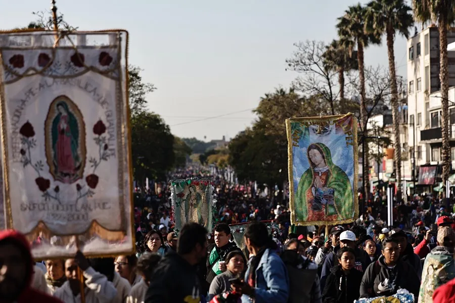 La Virgen de Guadalupe, entre fervor y sueños migrantes, impulsa derrama récord en México (Fotos y videos) - AlbertoNews
