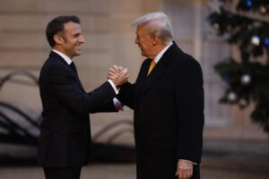 La derecha de EE.UU. ve un intento de Trump de "dominar" a Macron con su apretón de manos - AlbertoNews