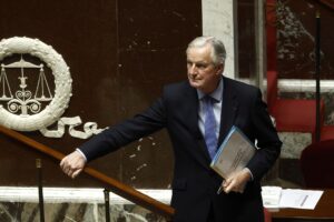 La izquierda y la ultraderecha francesa tumban al Gobierno de Barnier y devuelven a Macron el bloqueo político - AlbertoNews