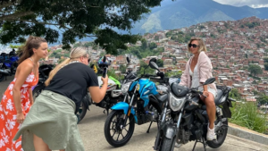 La rusa que ofrece paseos turísticos en Petare, la barriada popular más grande de Venezuela