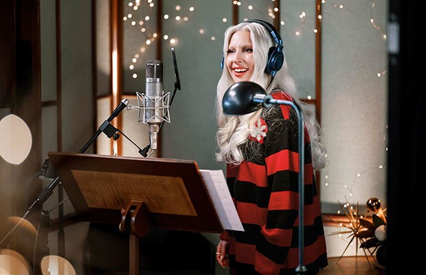 Lady Gaga se une a la moda navideña con una versión de 'Santa Claus is coming to town'
