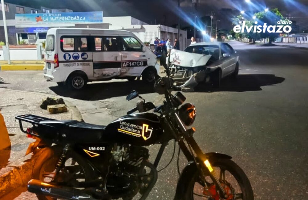 Lancer y mini bus Dongfeng colisionaron en la Av. Peñalver la madrugada del domingo 15Dic