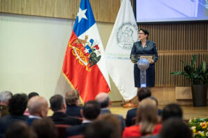 Las mujeres conquistan las cúpulas de las instituciones más masculinizadas de Chile