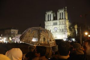 Las puertas de Notre Dame se abren, el órgano resuena y París recupera su catedral