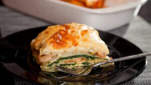Lasaña de salmón, una receta para darle un toque glamouroso a la comida de Navidad