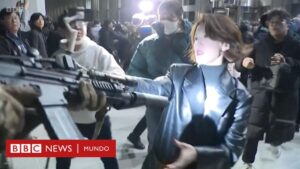Ley marcial: la mujer que le agarró el arma a un soldado en Corea del Sur y se convirtió en símbolo del rechazo a la ley marcial