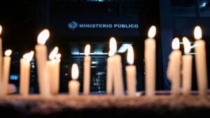 Liberan a adolescente detenida. Iglesia condena crisis en embajada.