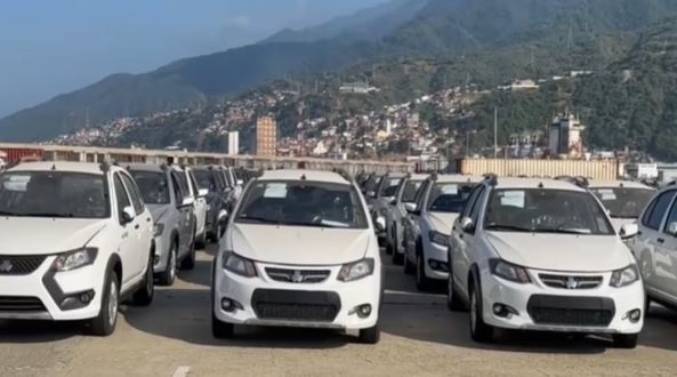 Llegan a Venezuela 2.000 carros iraníes para ser comercializados