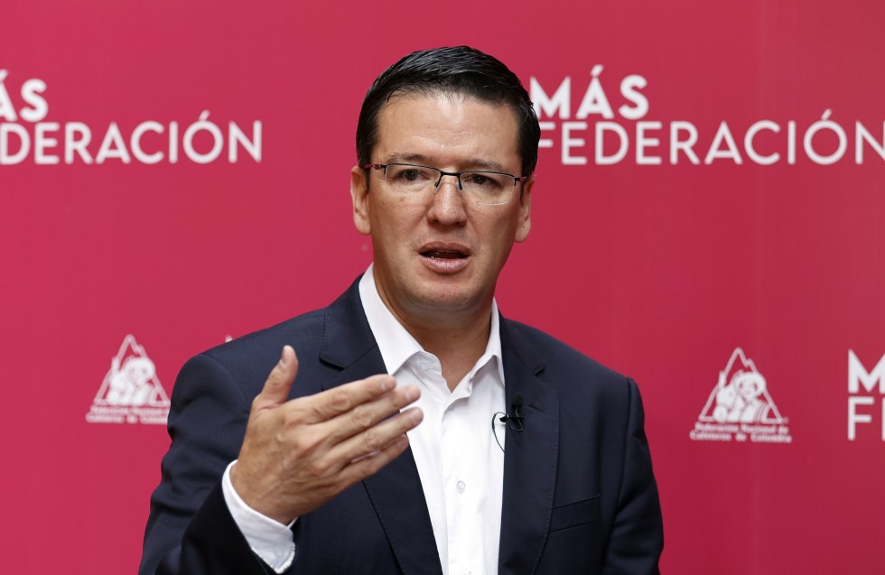 El gerente general de la Federación Nacional de Cafeteros de Colombia (FNC), Germán Bahamón, hace un balance sobre la situación del café, en una fotografía de archivo.