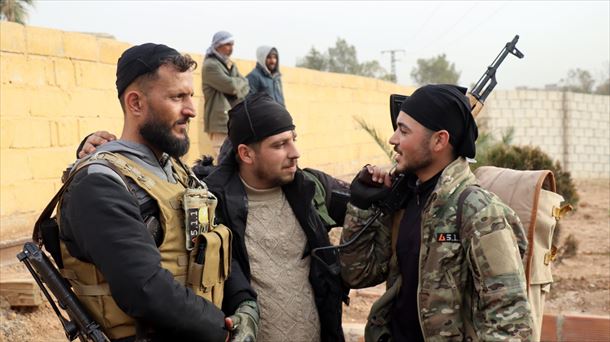 Los rebeldes sirios respaldados por Turquía lanzan un ataque contra milicias kurdas en el norte de Siria