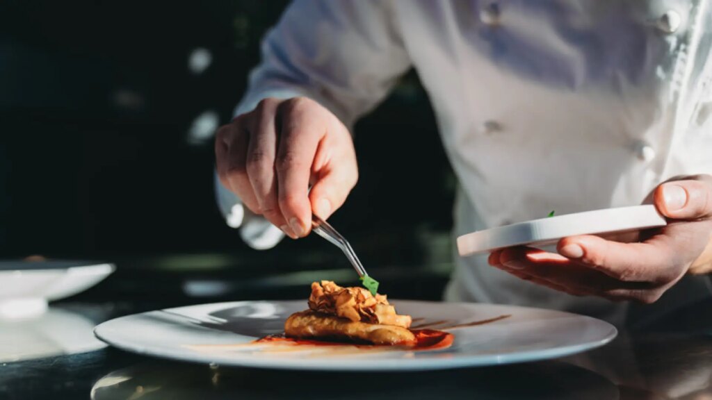 Los trucos de los grandes chefs para hacer emplatados profesionales y sorprender a tus invitados esta Navidad