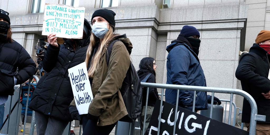 Luigi Mangione, el hombre acusado de matar al CEO de UnitedHealth, afronta cargos de asesinato en Nueva York