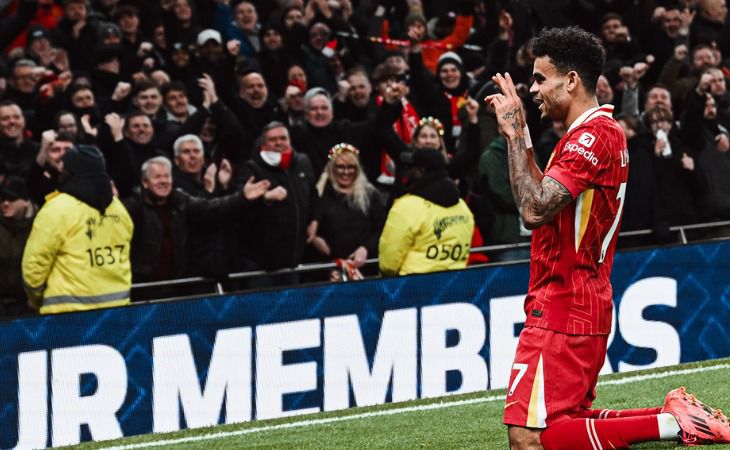 Luis Díaz brilla como delantero central y guía el triunfo del Liverpool