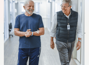 Lula pasa a cuidados semintensivos y ya camina por el hospital
