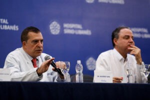 El doctor Rogerio Tuma habla durante una rueda de prensa, tras la intervención quirúrgica del presidente de Brasil, Luiz Inácio Lula da Silva, en el Hospital Sirio-Libanes, en Sao Paulo, Brasil, el 12 de diciembre de 2024.