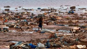 Macron vitupera en un airado cruce con damnificados de Mayotte