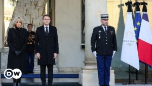 Macron asume responsabilidad por crisis política francesa – DW – 31/12/2024