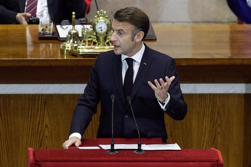 Macron dice que no asumirá las "irresponsabilidades" de la izquierda y la ultraderecha tras la caída del Gobierno