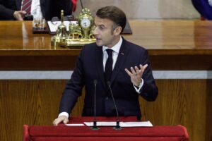 Macron dice que no asumirá las "irresponsabilidades" de la izquierda y la ultraderecha tras la caída del Gobierno
