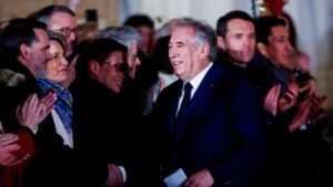 Macron nombra a Francois Bayrou, veterano centrista, nuevo primer ministro de Francia