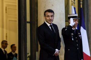 Macron traslada a los grupos políticos su intención de nombrar primer ministro en 48 horas