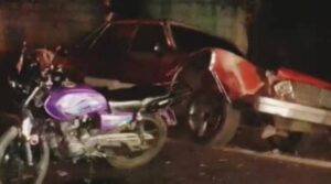 Muere motorizado tras chocar contra un carro estacionado