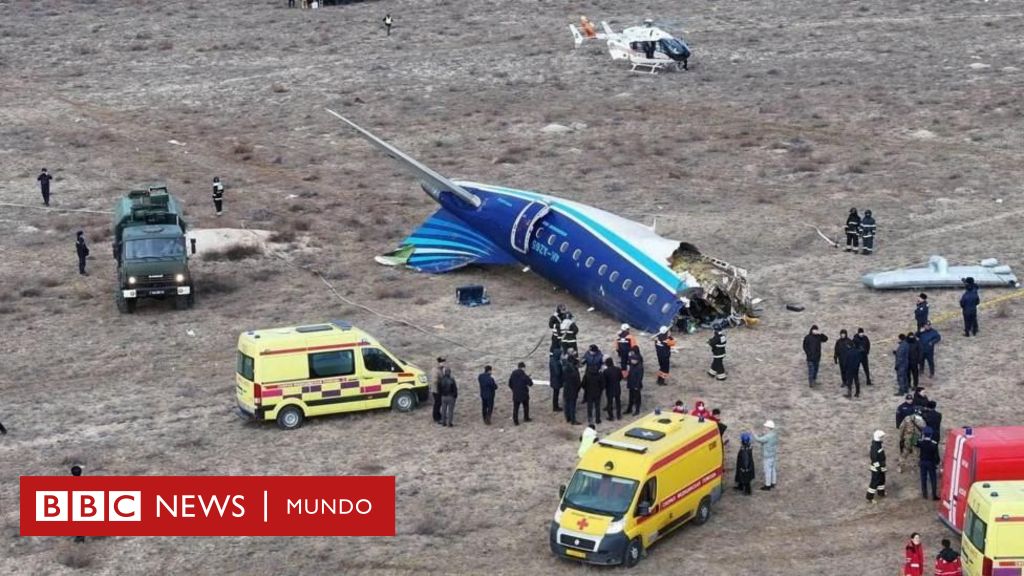Mueren decenas de personas al estrellarse un avión de pasajeros en Kazajistán.