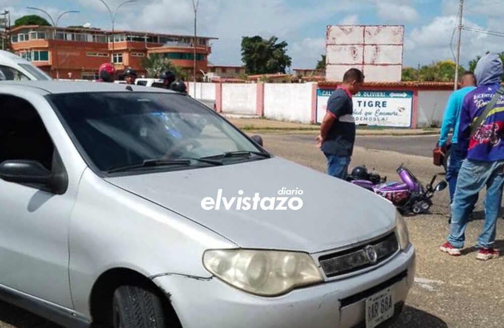 Mujer sufrió lesión en un tobillo tras registrarse colisión moto - vehículo en la Av. Jesús Subero