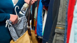Mujeres cometen hurto en local comercial