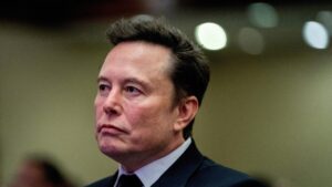Musk promete "guerra" para defender programa visas H-1B en medio de disputa con partidarios de Trump