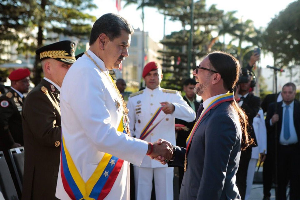 Nicolás Maduro otorgó condecoración a los 21 funcionarios sancionados por EEUU