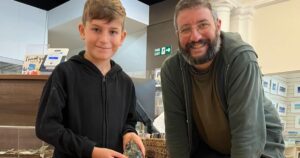Niño de 6 años encuentra hacha neandertal de hace 50.000 años