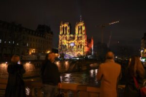 Notre Dame vuelve a saludar al mundo en su reapertura cinco años después del incendio