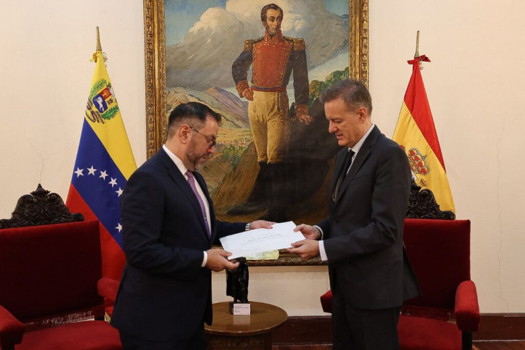 Nuevo embajador de España entregó copias de estilo