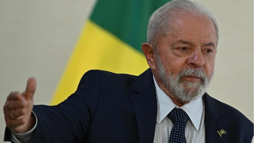 Operaron de nuevo a Lula da Silva con éxito y los médicos indicaron que está despierto y hablando