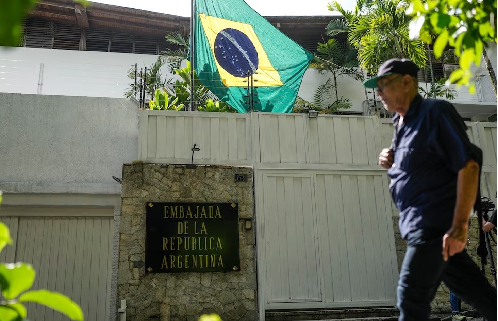 Las tácticas hostiles contra ciudadanos, activistas y defensores de la libertad en Venezuela demuestran la desesperación por aferrarse al poder”, declaró la embajada estadounidense en el país caribeño