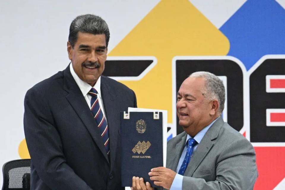 Países que reconocen el triunfo de Maduro no son democráticos, señala politólogo