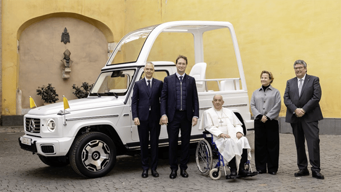Papa Francisco recibe el primer 'papamóvil' eléctrico